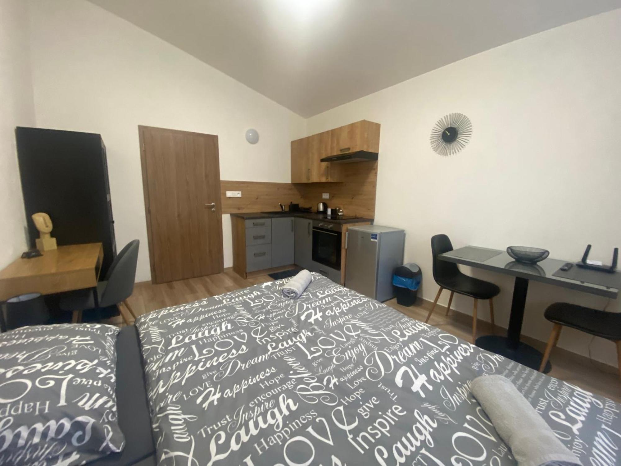 Cerna Ruze - Apartman 7 Plzeň Esterno foto